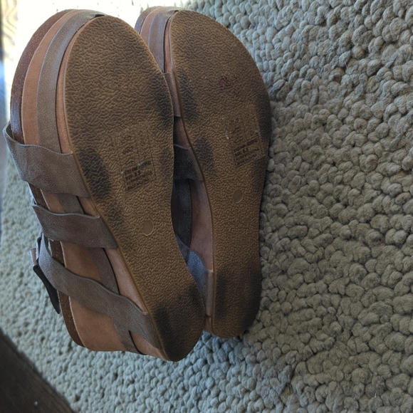 Yoki metallic pewter platform/wedge size 8.5 - Picture 5 of 5